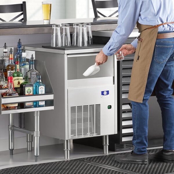 Manitowoc UNP0200A-161 20" Undercounter Air-Cooled Nugget Ice Machine - 220 lb., 115V