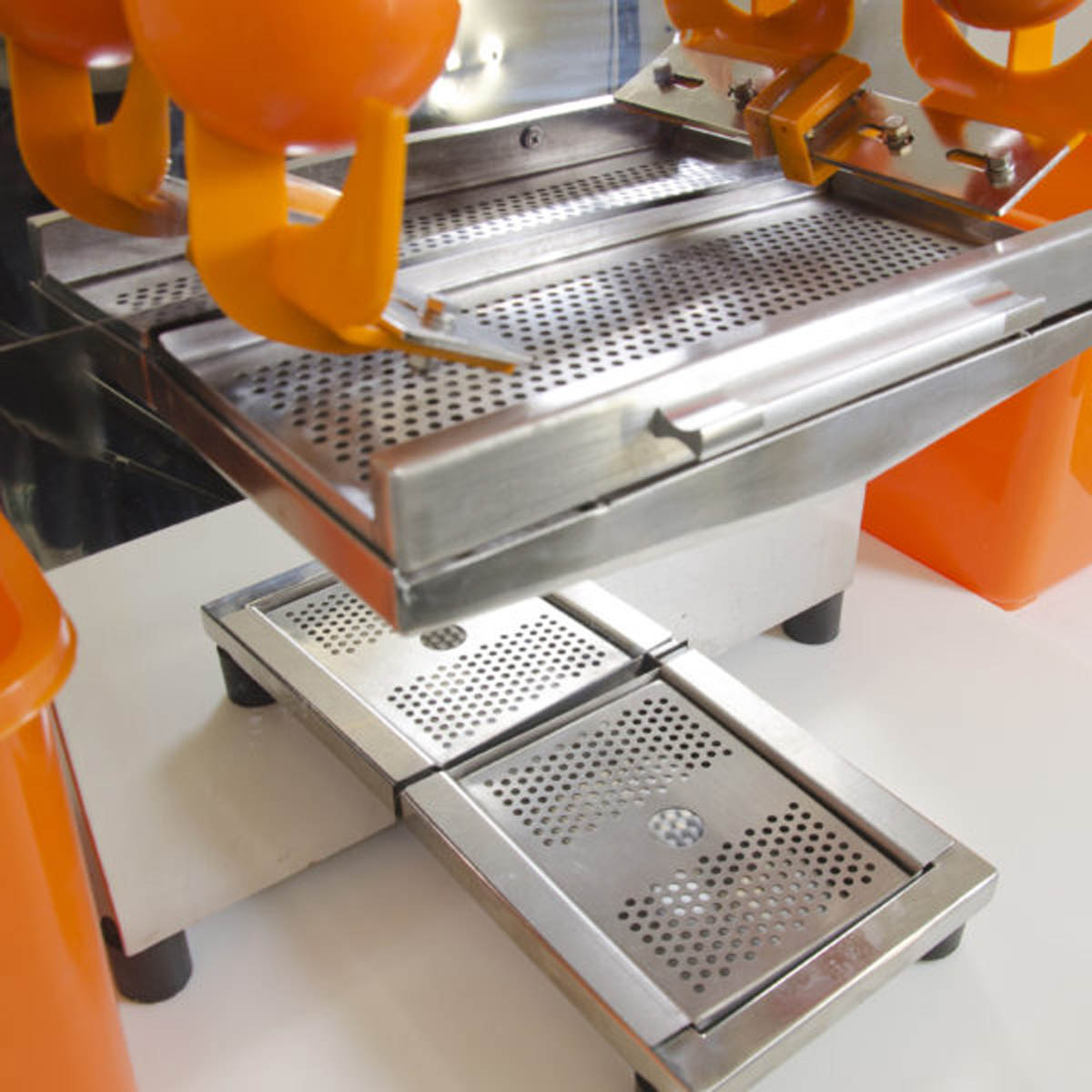 Omcan 44228 Automatic Feed Citrus Juicer, 20 Orange Per/Min | stainless steel & plastic
