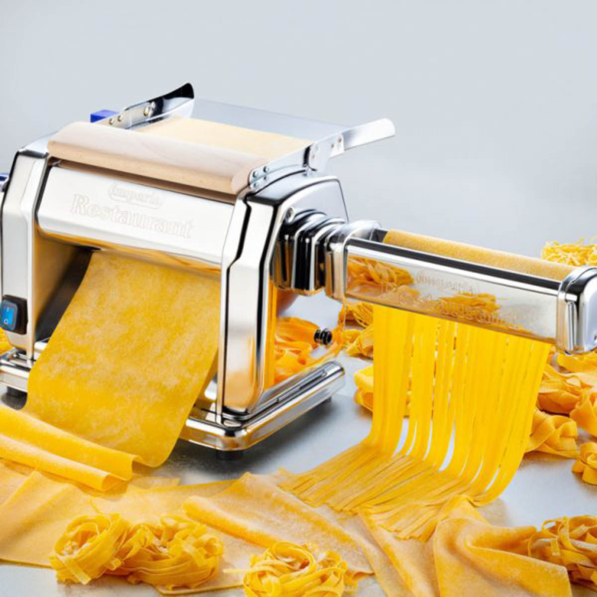 Omcan 46292 European Style Automatic Style Pasta Sheeter, 8.66" Roller Length 1/4 Hp | stainless steel